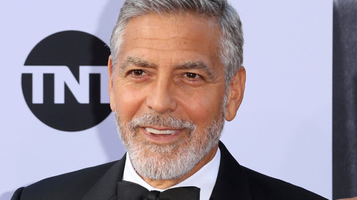 El impresionante vídeo del accidente en moto de George Clooney captado por una cámara de seguridad