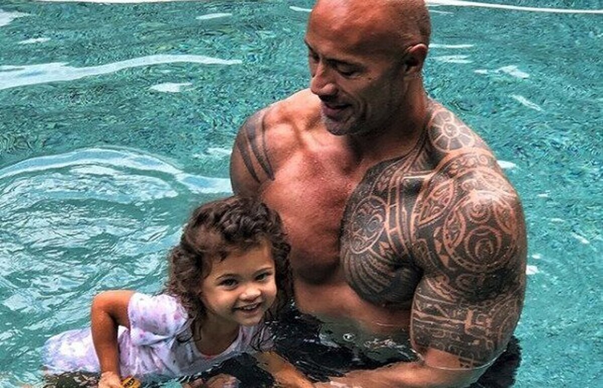 La reacción de la hija de The Rock al ver a su padre sin camiseta me parece la más lógica del mundo