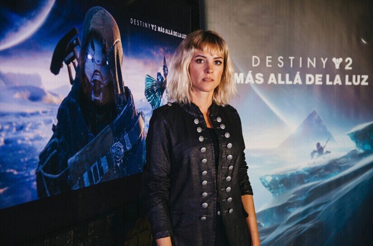 La actriz Maggie Civantos interpretará a La Desconocida en Destiny 2: Más allá de la luz