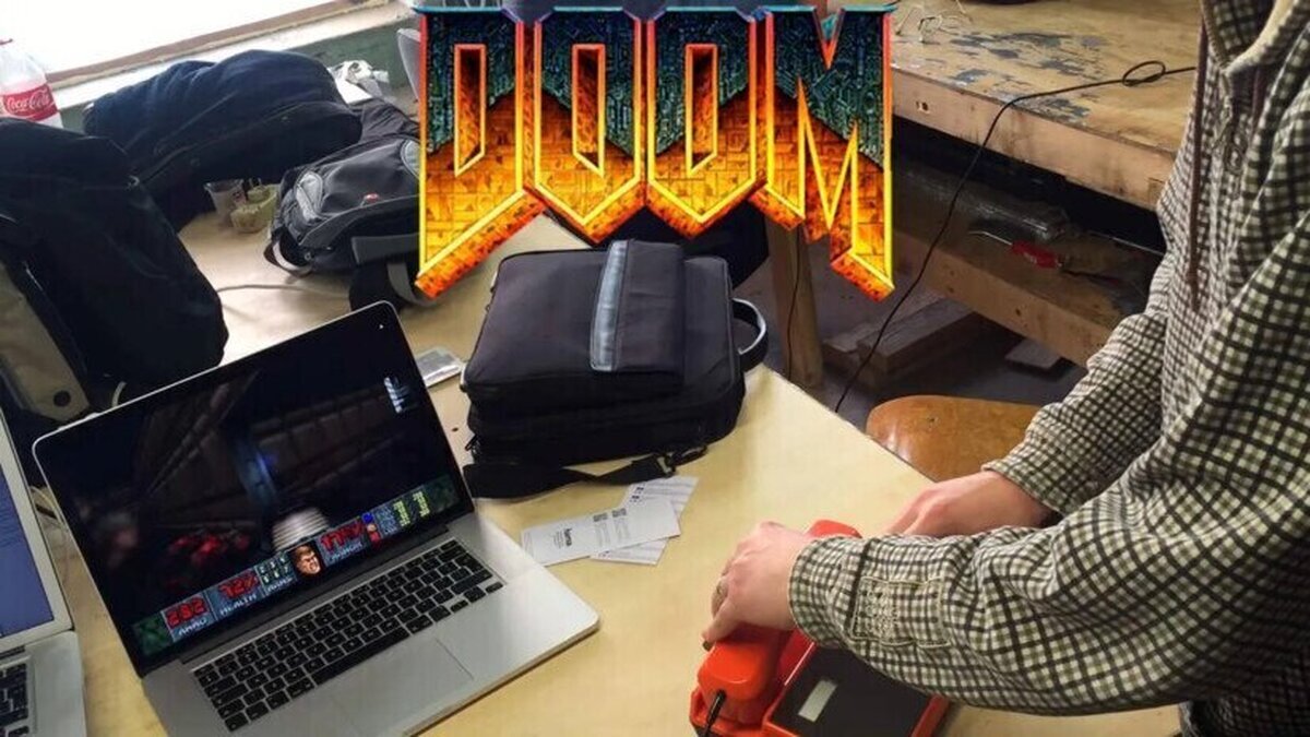 Consiguen jugar a DOOM con el teléfono fijo viejo de tus abuelos