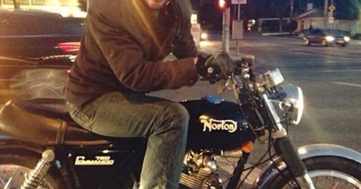 Eso que vas conduciendo por la calle y junto al semáforo frena una moto ...