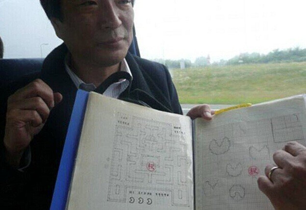 Toru Iwatani  enseñando los bocetos originales de Pac-Man