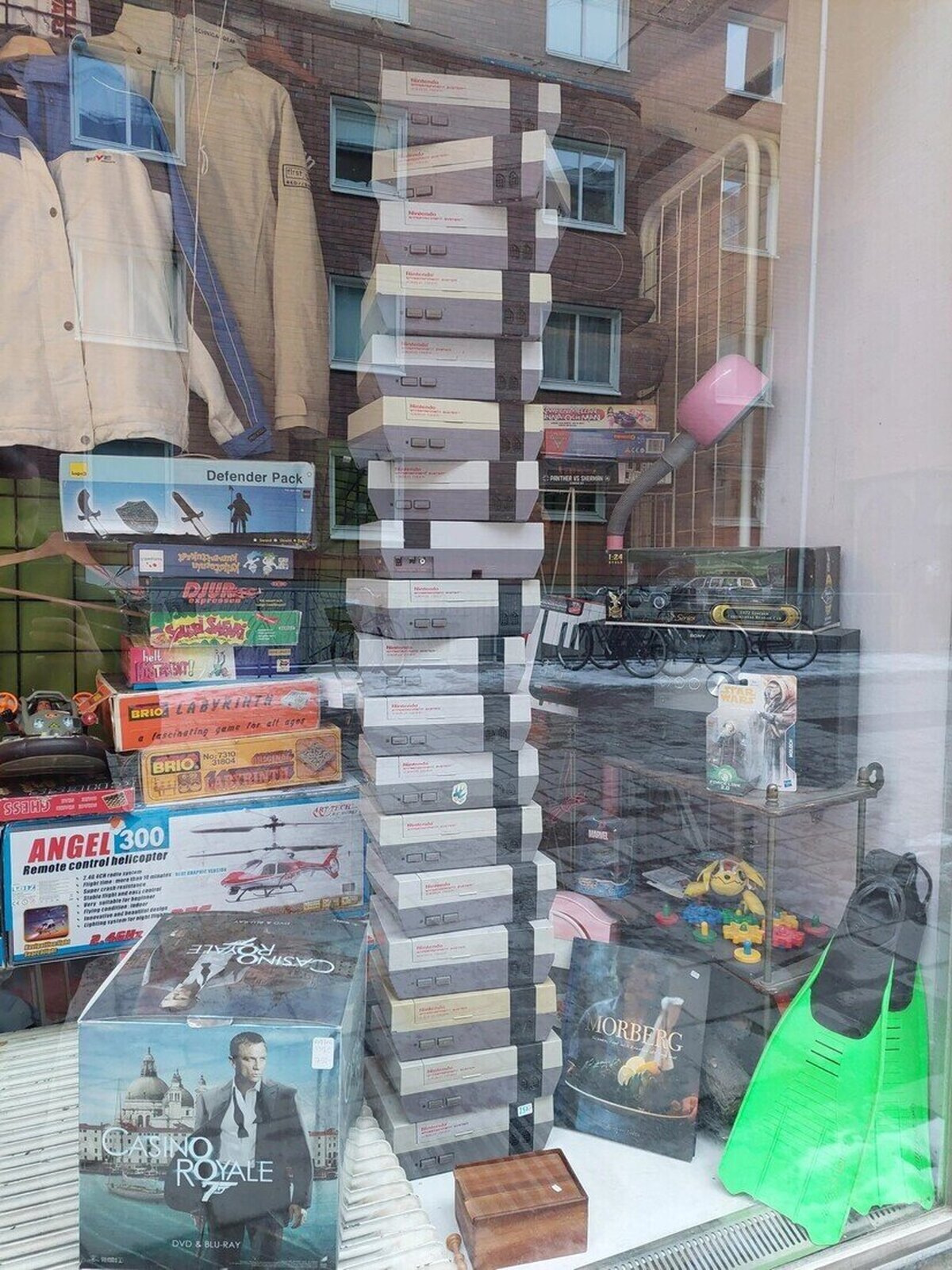 Una torre de NES en el escaparate de una tienda de juguetes en Suecia