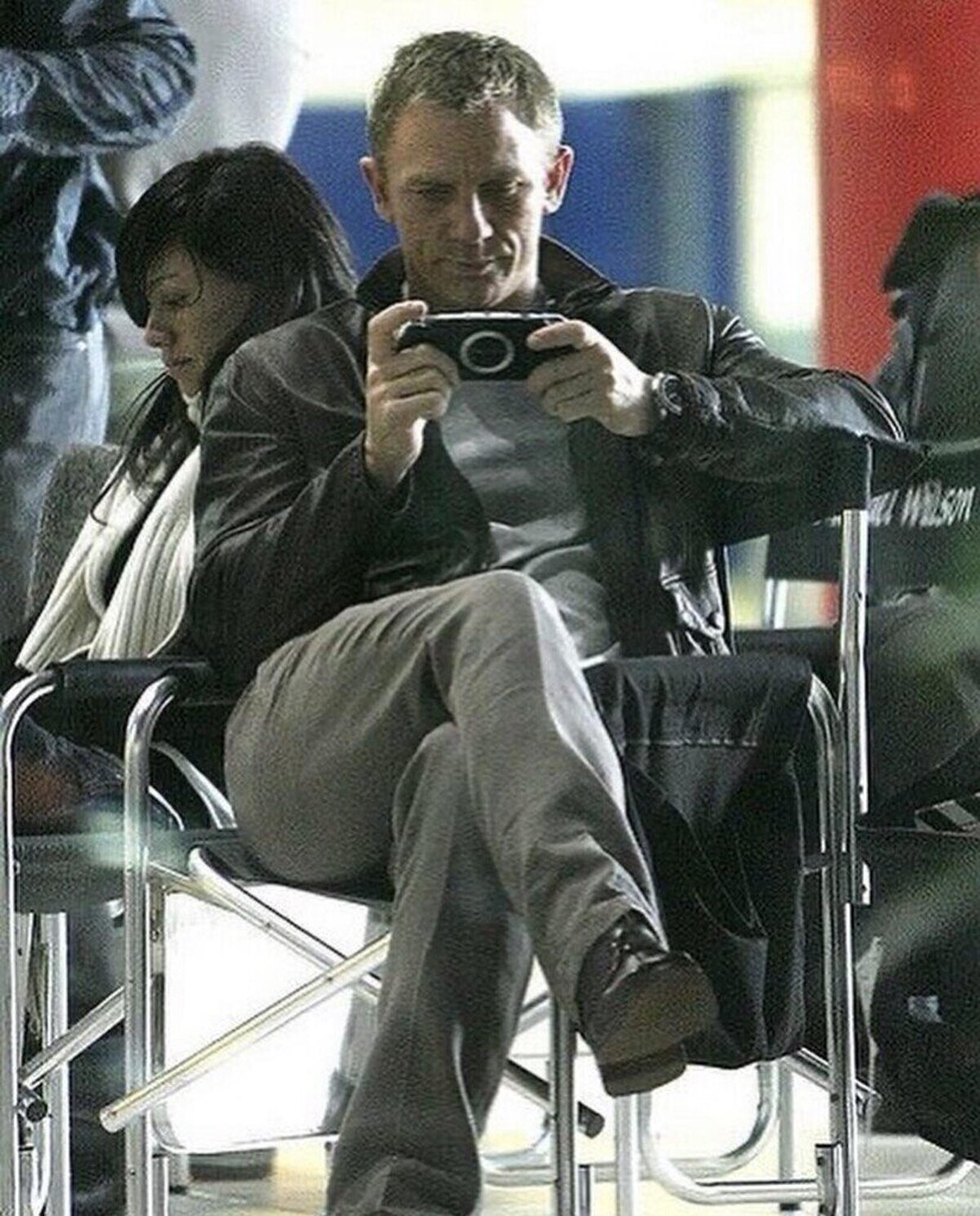 Daniel Craig jugando a la PSP en un descanso de Casino Royale