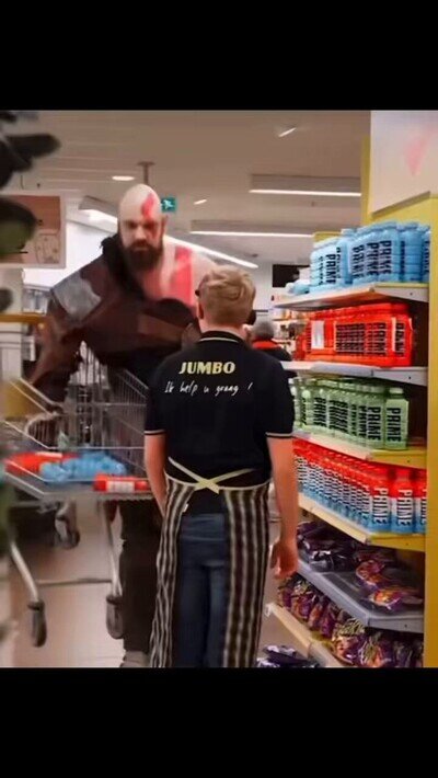 No todos los días te encuentras a Kratos en el supermercado