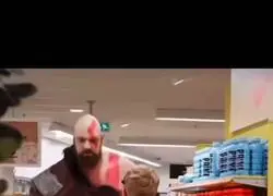 No todos los días te encuentras a Kratos en el supermercado