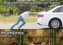 Ese instinto masculino de correr a ayudar cuando hay que empujar un coche