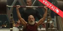 J. K. Simmons vuelve a ponerse cachas para nueva peli con La Roca y Chris Evans