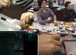 Con legos y una Webcam. Kojima explicando el movimiento de cámara de Metal Gear Solid