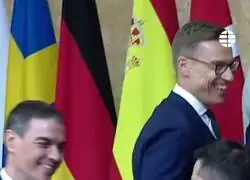 El abrazo de Pedro S&aacute;nchez y Zelenski en la cumbre de Londres