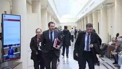 Vito Quiles se esconde detr&aacute;s de la columna para preguntarle a &Oacute;scar Puente por la prostituta de &Aacute;balos contratada en su ministerio