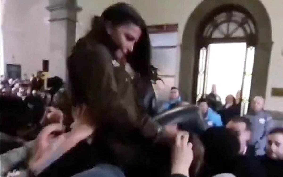 Macarena Olona se tira sobre los estudiantes para provocar una carga policial en una universidad