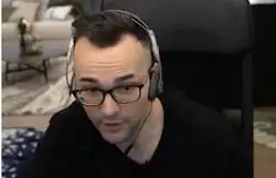 ElXokas analizando el f&iacute;sico de una luchadora de La Velada