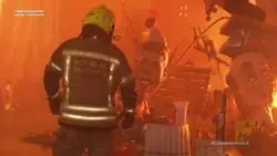 Este bombero a levantado la cabeza del ninot de Maz&oacute;n como un trofeo y la ha lanzado al fuego