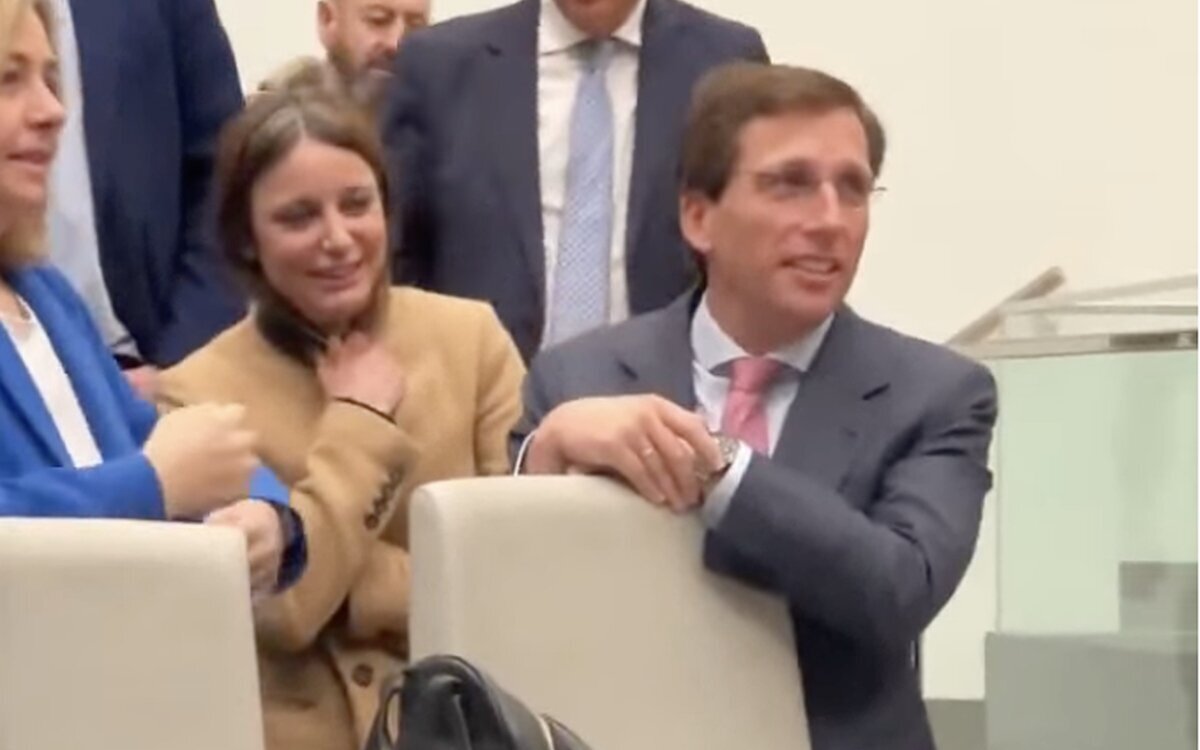 Almeida se ríe del homenaje a las 7291 víctimas de las residencias en Madrid