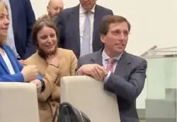 Almeida se r&iacute;e del homenaje a las 7291 v&iacute;ctimas de las residencias en Madrid