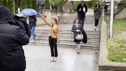 La neonazi Isabel Peralta hace un saludo fascista delante de los juzgados y acto seguido le ponen micr&oacute;fonos de la agencia de Mediaset, Antena 3, La Sexta, Telemadrid y un programa de Cuatro