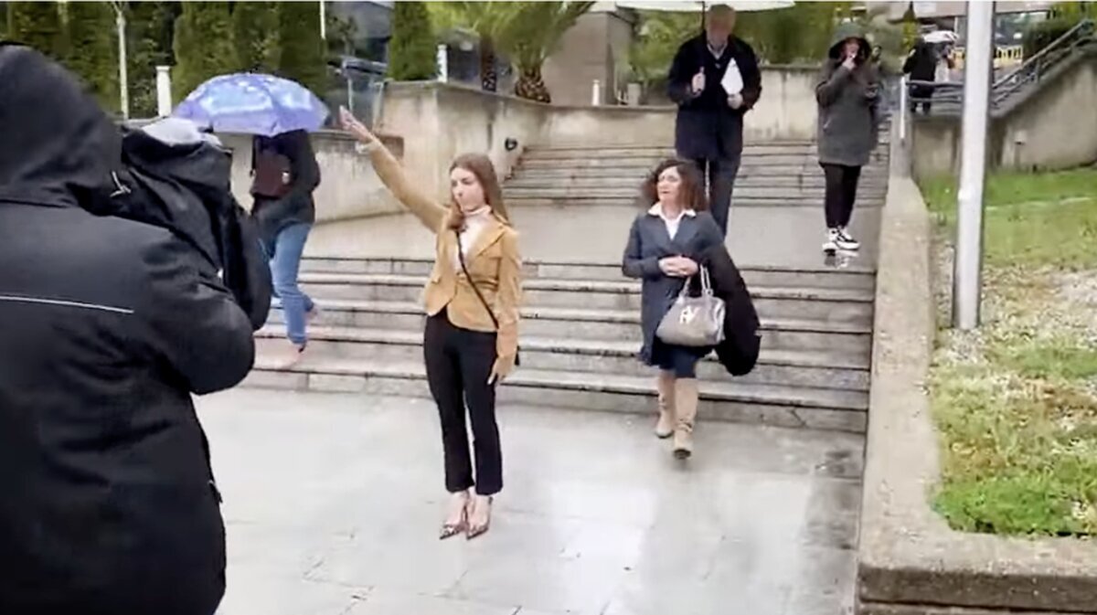 La neonazi Isabel Peralta hace un saludo fascista delante de los juzgados y acto seguido le ponen micrófonos de la agencia de Mediaset, Antena 3, La Sexta, Telemadrid y un programa de Cuatro