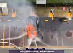 Los bombones se desesperan intentando apagar el fuego en un coche el&eacute;ctrico