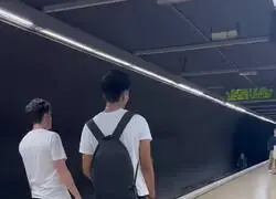 Dos ni&ntilde;atos han tirado un bal&oacute;n y una bola de ping-pong a las v&iacute;as del metro de Barcelona.