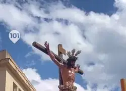 Momento en el que un individuo tira agua a un Cristo en M&aacute;laga
