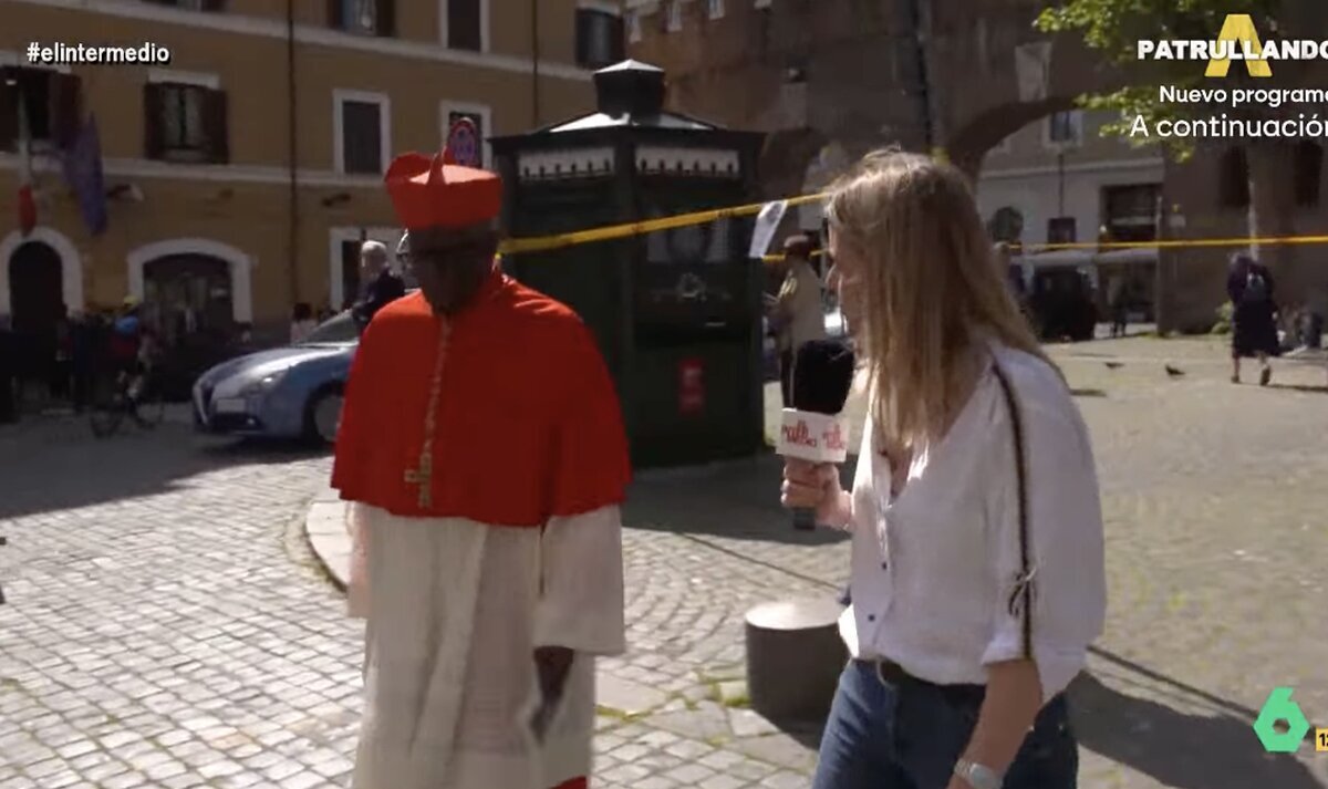 Qué hacen en LaSexta entrevistando cardenales como si fuesen jugadores de fútbol