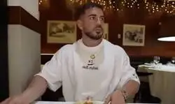 'Cenando con Pablo' se enfada mucho al escuchar la mesa de al lado hablar