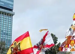 Gente de ultraderecha con banderas de una dictadura en contra de la 'dictadura' de Pedro S&aacute;nchez