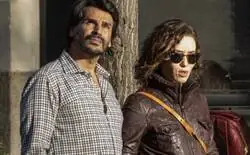 La parejita enamorada se r&iacute;e de la gente