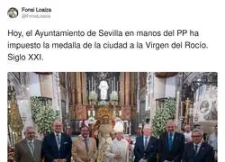Es alucinante ver una medalla a la Virgen del Roc&iacute;o en pleno 2025