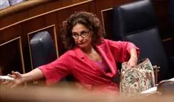 Toma, sicuenta euro, traerse argo de come pal perro, un paquete de ducado rubios y lo que sobre pa ti.