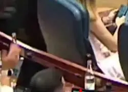 Pillan a un diputado del PSOE li&aacute;ndose un cigarro en plena Asamblea de Madrid y se defiende en redes: &ldquo;Gran noticia, fumo y fumo tabaco de liar&rdquo;