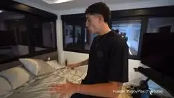 Plex ense&ntilde;a su nueva cama de 6.000&euro; donde dice que tiene una tela llamada "seda"