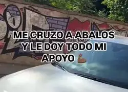 Un ciudadano se cruza con &Aacute;balos y le grita: &laquo;&iexcl;Estoy con usted! &iexcl;Tambi&eacute;n me encantan el perico y las p*tas!&raquo;.
