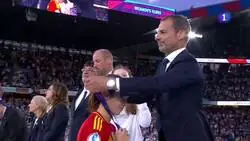 Aitana Bonmat&iacute;, mejor jugadora del mundo, ense&ntilde;ando a c&aacute;mara la medalla de subcampeona de la Eurocopa; Irene Paredes, capitana de la selecci&oacute;n, bes&aacute;ndola