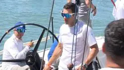 Captan el preciso momento en el que a Felipe VI casi le cae un m&aacute;stil del barco en la cabeza y no asciende al trono la princesa Leonor de milagro