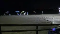 Charca veraniega sencillamente hist&oacute;rica, la gente saliendo sin sol a reservar sitio en la playa