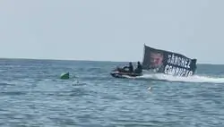 Ahora mismo en la playa se ha visto esto. Dicen que es de Hazte O&iacute;r