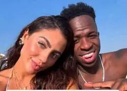 Porque el deportivo de lujo y el reloj seguro que no la despistaron