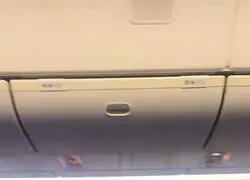 Las azafatas roc&iacute;an con ambientador un vuelo de Air France procedente de Nigeria