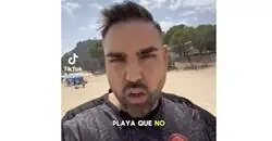 Este personaje trata de convencerte que este charco es mejor que una playa