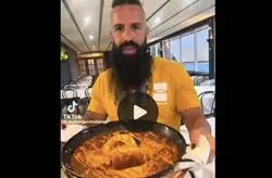 Un restaurante sirve paella con hamburguesas