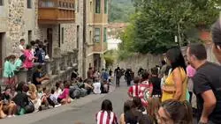 En las fiestas populares del pueblo vasco de Artziniega han recreado lo que est&aacute; pasando en la Vuelta con las protestas en solidaridad con Palestina