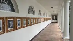 Trump inaugura en la Casa Blanca el &lsquo;Muro de la fama presidencial&rsquo;, y en el lugar de Biden coloca una imagen del boli autom&aacute;tico con el que firmaba sus decretos