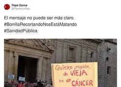 Una pancarta demoledora para Juanma Moreno Bonilla