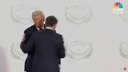 Macron le quiso aplicar la tirada de brazo a Trump y sali&oacute; una escena para recordar