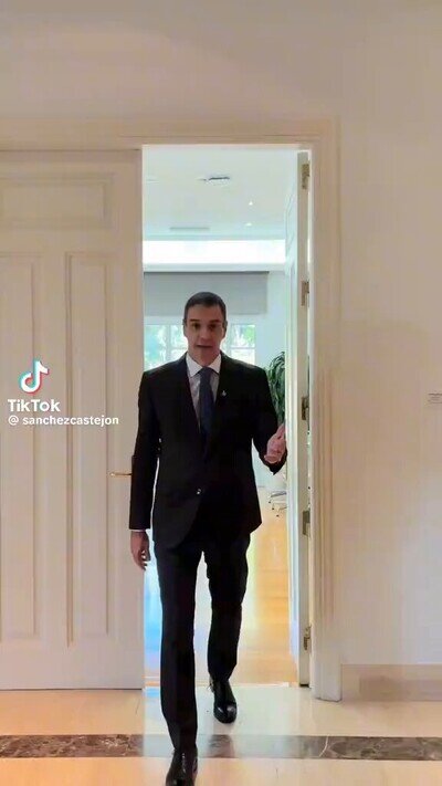 Pedro S&aacute;nchez premia a Javier Santaolalla por su gran labor cient&iacute;fica