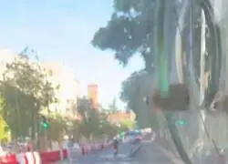 Esta mujer intenta subirse a un bus en Madrid cuando las puertas ya est&aacute;n cerradas; el conductor le niega el acceso y la mujer se pone en mitad de la carretera