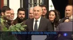 El alcalde de Algeciras, Jos&eacute; Ignacio Landaluce, denunciado ayer por acoso y malversaci&oacute;n, siendo aplaudido hoy por los simpatizantes del PP