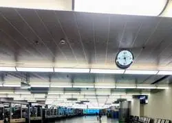 Domingo noche y las salidas del AVE de Atocha vac&iacute;as. La gente est&aacute; totalmente acojonada